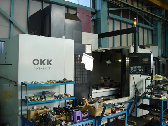立型マシニングセンター（OKK VM7）